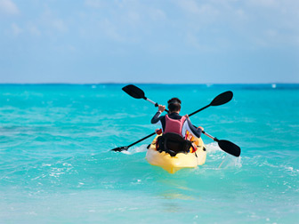 Kayak de mer dans un lagon