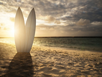 Surfer jusqu'au coucher du soleil