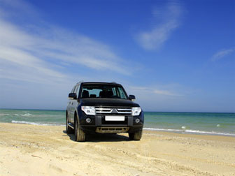 Véhicule 4x4 sur la plage