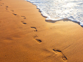 Empreintes de pas sur la plage