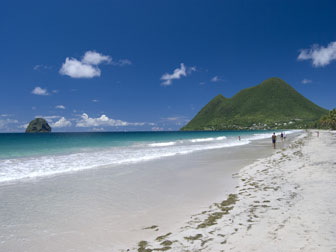 Baie du Diamant avec le rocher et la vue sur le Morne Larcher