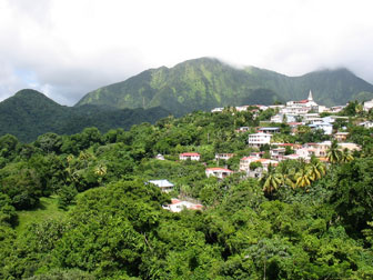 Vue du Morne Vert au pied des Pitons du Carbet